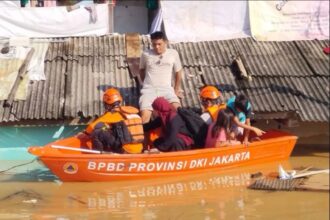 Petugas mengevakuasi warga terdampak banjir. Foto: BPBD DKI