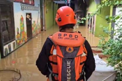 Betugas Badan Penanggulangan Bencana Daerah (BPBD) DKI Jakarta mengecek kawasan terdampak banjir di RW 11 dan 07, Kelurahan Bidara Cina, Jatinegara, Jakarta Timur, Senin (7/7/2025). Foto: Ist