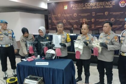 Kapolres Metro Jakarta Timur, Kombes Pol Nicolas Ary Lilipaly didampingi Wakapolres, Kapolsek Cakung, Kompol Widodo S, Kanit PPA dan Kasi Humas AKP Nurul serta jajaran menunjukkan barang bukti kasus tersangka orangtua pembuang bayi di Mapolres Jakarta Timur, Rabu (16/7/2025). Foto: Joesvicar Iqbal/ipol.id