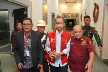 Tersangka RY saat dilakukan penahanan oleh penyidik pidana khusus Kejati Sumsel. Foto: Seksi Penkum Kejati Sumsel