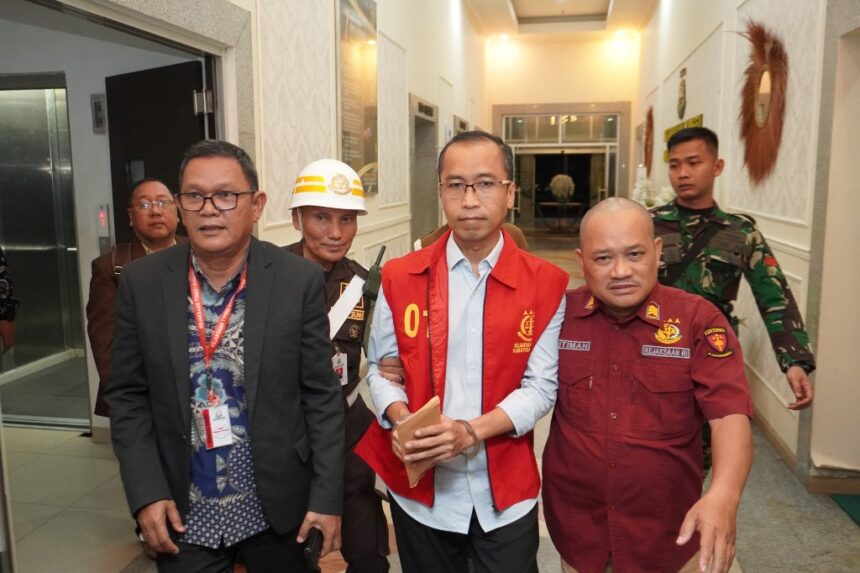 Tersangka RY saat dilakukan penahanan oleh penyidik pidana khusus Kejati Sumsel. Foto: Seksi Penkum Kejati Sumsel