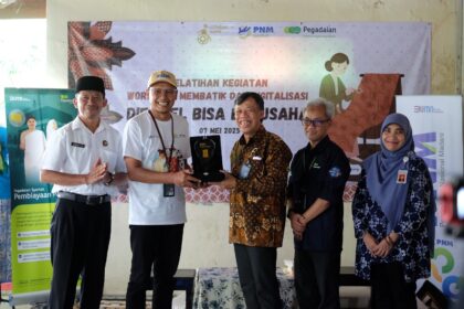 Pegadaian bersama PT PNM gelar pelatihan keterampilan membatik dan pemasaran digital bagi 50 penyandang disabilitas di Kabupaten Bantul, Yogyakarta. Foto: Ist
