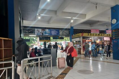 Sejumlah calon penumpang menunggu keberangkatan di Terminal Kampung Rambutan, Jakarta Timur, Kamis (17/7/2025). Foto: Joesvicar Iqbal/ipol.id