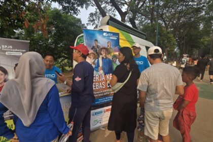BPJS Ketenagakerjaan Kantor Cabang Jakarta Rawamangun melakukan sosialisasi kepada para pedagang dan pengunjung di kawasan Banjir Kanal Timur (BKT), Jakarta Timur, Minggu (20/7/2025). Foto: Ist