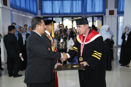 Fesal Musaad, Kepala Biro Umum Sekretariat Jenderal Kementerian Agama, saat di wisuda dalam program doktor Institut Pemerintahan Dalam Negeri (IPDN) pada Sidang Terbuka Senat Akademik digelar di Kampus IPDN Jatinangor, Sumedang, Jawa Barat, Rabu (23/7/2025). Foto: Ist