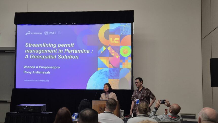 Pertamina memperkenalkan inovasi digital terbaru dalam pengelolaan perizinan melalui penerapan berbasis teknologi geospasial ArcGIS pada Esri User Conference 2025 di San Diego, Amerika Serikat. Foto: Dok Pertamina
