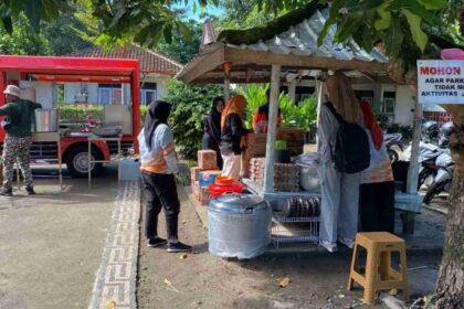 Pemerintah melalui Kemensos mendirikan dapur umum di daerah banjir di Mataram, NTB.