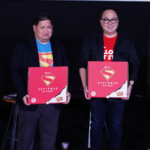 Oscar Prajnaphalla (ki) dan Elvin Rahardja saat hadir di acara Press Conference Kolaborasi Pizza Hut & DC St. di central Park Jakarta Kamis (10/7/2025). Foto: tim/ist/dok PR