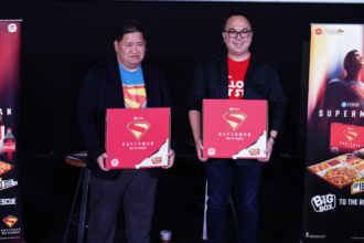 Oscar Prajnaphalla (ki) dan Elvin Rahardja saat hadir di acara Press Conference Kolaborasi Pizza Hut & DC St. di central Park Jakarta Kamis (10/7/2025). Foto: tim/ist/dok PR