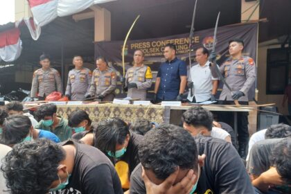 Kapolres Metro Jakarta Timur (Jaktim), Kombes Pol Nicolas Ary Lilipaly didampingi Kasat Reskrim, Kapolsek Cipayung, Kompol Dwi Susanto dan jajaran menunjukkan barang bukti sajam serta menghadirkan 36 pelaku tawuran di Mapolsek Cipayung, Kamis (17/7/2025). Foto: Joesvicar Iqbal/ipol.id