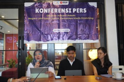 Direktur P2PTM Kementerian Kesehatan RI, dr Siti Nadia Tarmizi bersama Ketua Umum Indonesian Youth Council for Tactical Changes (IYCTC), Manik Marganamahendra dan Ketua Umum Yayasan KAKAK, Shoim Shariati dalam diskusi dan konfrensi pers digelar bertajuk “Ditawan Industri Rokok: Negara Lain Sudah Sprint, Kemenkes Masih Stretching” di kawasan Melawai, Kebayoran Baru, Jakarta Selatan, Kamis (17/7/2025). Foto: Ist