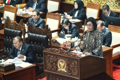 Menteri Keuangan Sri Mulyani Indrawati saat membacakan pidato dalam Rapat Paripurna DPR RI ke-24 Masa Persidangan IV Tahun Sidang 2024-2025 di Gedung Nusantara I, Senayan, Jakarta, Selasa (15/7/2025). Foto: parlementaria