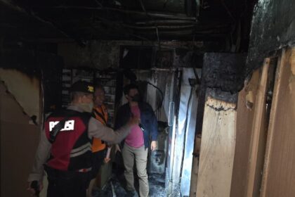 Polisi melakukan penyelidikan pascakebakaran di RS Hermina Jatinegara di Jalan Jatinegara Barat, RT 09 RW 01, Kelurahan Kampung Melayu, Kecamatan Jatinegara, Jakarta Timur, Rabu (2/7/2025). Foto: Ist