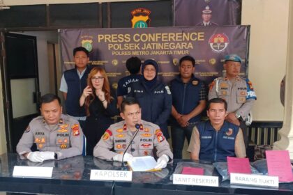 Kapolsek Jatinegara, Jakarta Timur, Kompol Samsono (tengah), didampingi Kanit Reskrim dan Kasubag Humas Polres Metro Jakarta Timur serta jajaran, dalam gelar pengungkapan kasus dan barang bukti aksi tawuran, menghadirkan tersangka inisial FA, 19, di Mapolsek Jatinegara, Jumat (4/7/2025). Foto: Joesvicar Iqbal/ipol.id