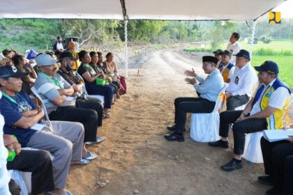 Menteri Pekerjaan Umum, Dody Hanggodo saat audiensi dengan petani penerima manfaat Daerah Irigasi Pengga di Kabupaten Lombok Tengah, Selasa (15/7/2025). Foto: Ist