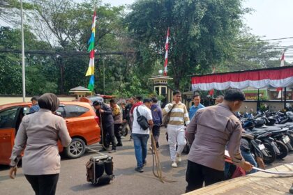 Polisi mengamankan sejumlah barang bukti senjata tajam dalam kasus tawuran antar kelompok remaja di Ciracas, Jakarta Timur. Foto: Joesvicar Iqbal/ipol.id