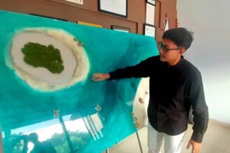 Acungan jempol patut diberikan PT Karya Sari Murni (PT KSM) yang kembali menggelar pelatihan seni epoxy resin dengan teknik Dirtypouring yang diikuti 16 warga sekitar di Kantor PT KSM, Botin, Cipayung, Jakarta Timur. 