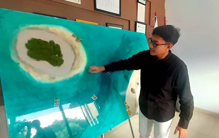 Acungan jempol patut diberikan PT Karya Sari Murni (PT KSM) yang kembali menggelar pelatihan seni epoxy resin dengan teknik Dirtypouring yang diikuti 16 warga sekitar di Kantor PT KSM, Botin, Cipayung, Jakarta Timur. 