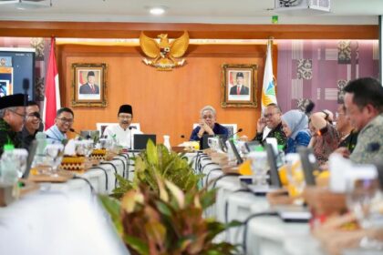 Menteri Sosial Saifullah Yusuf (Gus Ipul) saat Rapat Koordinasi Sekolah Rakyat hingga larut malam di Kantor Kemensos, Jakarta.