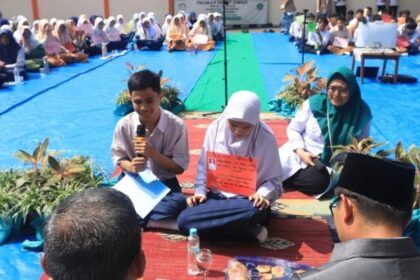 Dua murid madrasah Difabel tengah melantunkan ayat-ayat Al-Qur’an.