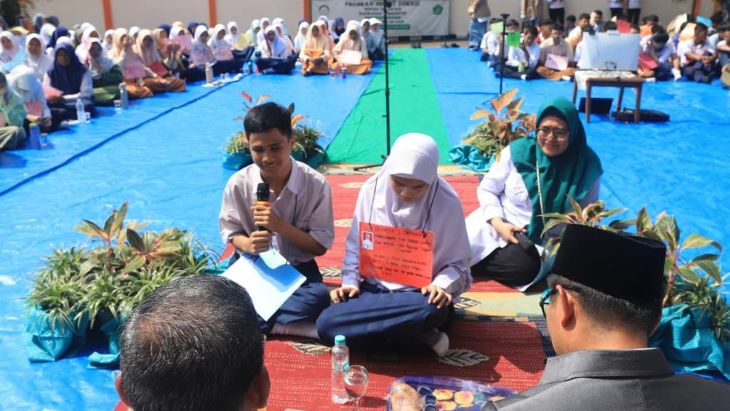 Dua murid madrasah Difabel tengah melantunkan ayat-ayat Al-Qur’an.