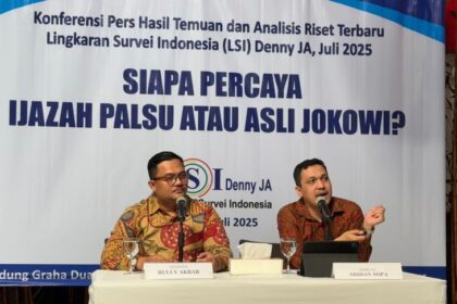 Direktur SIGI LSI Denny JA, Ardian Sopa dan Moderator, Rully Akbar dalam konfrensi pers Hasil Temuan Terbaru LSI bertajuk 'Siapa Percaya Ijazah Palsu atau Asli Jokowi?', Rabu (30/7/2025) siang. Foto: Joesvicar Iqbal/ipol.id