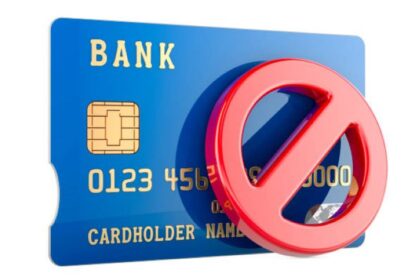 Ilustrasi, Kartu bank dengan tanda larangan. Foto: Istock @natatravel