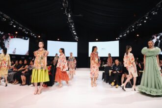 Tiga desainer tanah air—KHAYAE, Yuni Pohan, dan Harry Hasibuan melalui label Haze Be Wear—menjadi sorotan dalam pertunjukan perdana yang menyatukan akar budaya, alam tropis, dan pesona feminin dalam narasi busana yang memikat. Foto/ist