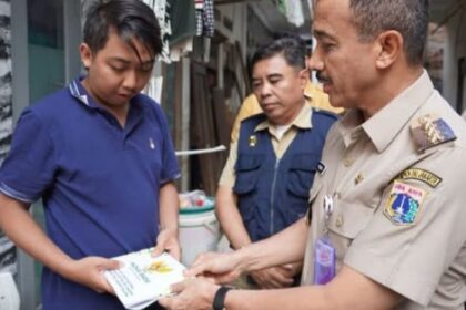 Wali Kota Jakarta Selatan, M Anwar bersama jajaran menyerahkan santunan dari Baznas Bazis Jakarta Selatan kepada orang tua korban anak yang meninggal dunia akibat tersengat listrik di kawasan Gandaria, RT 04/02, Kelurahan Gandaria Utara, Kecamatan Kebayoran Baru, Selasa (8/7/2025) siang. Foto: Ist