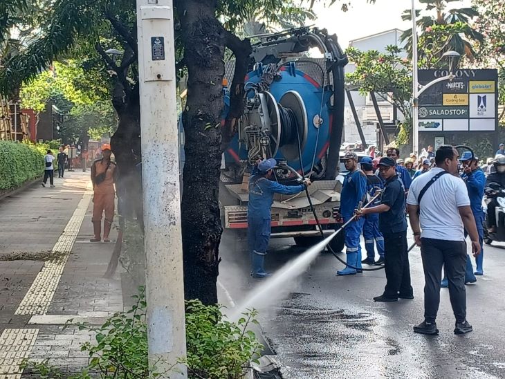 Cegah Banjir, SDA Jaksel Gerakkan Ratusan Personel Biru Keruk Kali Krukut dan Bersihkan Saluran Jalan Kemang Raya