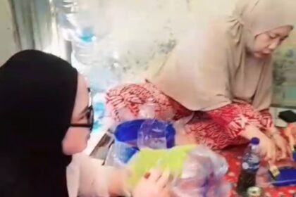 Ibu-ibu PKK RW 02, Kelurahan Sukapura, Jakarta Utara saat membuat pot bunga.(Foto istimewa)