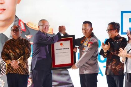 Kapolri Jenderal Polisi Listyo Sigit Prabowo saat menerima penghargaan dan piagam penghormatan dari International Trade Union Confederation Asia Pacific (ITUC-AP). Foto: Polri