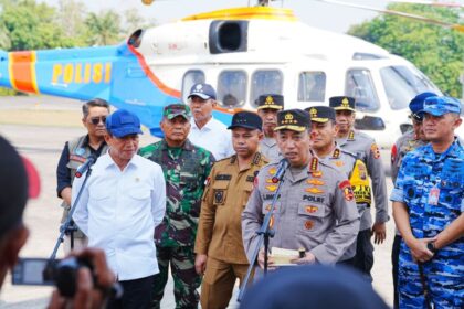 Kapolri Jenderal Listyo Sigit Prabowo saat meninjau kawasan kebakaran hutan di Provinsi Riau. Foto: Humas Polri