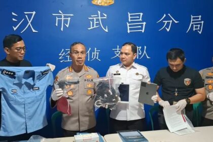 Kapolres Metro Jakarta Selatan, Kombes Nicolas Ary Lilipaly didampingi Kapolsek Cilandak, Kompol Febriman Sarlase bersama Kepala Kantor Imigrasi Jaksel, Bugie Kurniawan dan jajaran menunjukkan barang bukti di lokasi penggerebekan rumah mewah di Cilandak, Rabu (30/7/2025). Foto: Joesvicar Iqbal/ipol.id