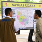 Wakil Presiden RI Gibran Rakabuming Raka didampingi Deputi Bidang Penanganan Darurat BNPB Mayjen TNI Budi Irawan (kemeja putih dengan rompi cokelat) saat meninjau penanganan karhutla di sekitar Pangkalan Udara TNI AU Roesmin Nurjadin, Pekanbaru, Senin (28/7/2025). Foto: Biro Sekretariat Wakil Presiden RI