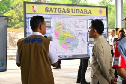 Wakil Presiden RI Gibran Rakabuming Raka didampingi Deputi Bidang Penanganan Darurat BNPB Mayjen TNI Budi Irawan (kemeja putih dengan rompi cokelat) saat meninjau penanganan karhutla di sekitar Pangkalan Udara TNI AU Roesmin Nurjadin, Pekanbaru, Senin (28/7/2025). Foto: Biro Sekretariat Wakil Presiden RI