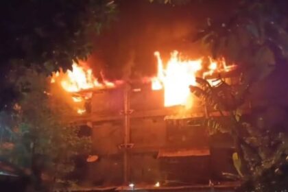 Penampakan Rusun Klender di Jalan Delima Raya, Kelurahan Malaka Sari, Kecamatan Duren Sawit, Jakarta Timur, Sabtu (12/7/2025) pukul 00.56 WIB, saat diamuk api. Diduga penghuni rusun lansia, Asmini, 70, meninggal dunia terjebak dalam kobaran api. Foto: Ist