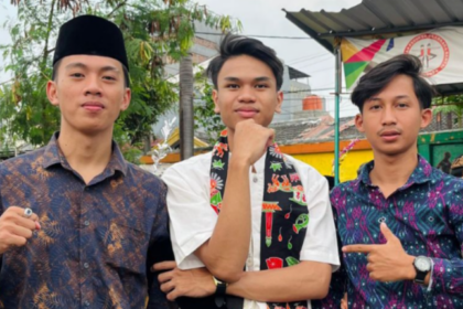 Sahdan Arya Maulana diberi mandat oleh warga Rawa Badak Selatan untuk meneruskan kepemimpinan menjadi Ketua Rukun Tetangga atau RT.