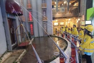 Suasana sejumlah anak pejuang kanker piknik bermain sambil belajar menjadi petugas Damkar hingga Pembalap dalam kegiatan Piknik Edukatif digelar Yayasan Pita Kuning Anak Indonesia di Kidzania Mall Pacific Place di kawasan SCBD, Kebayoran Baru, Jakarta Selatan, Sabtu (19/7/2025). Foto: Joesvicar Iqbal/ipol.id