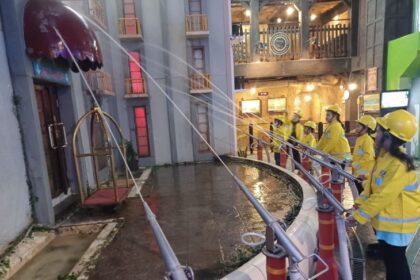 Suasana sejumlah anak pejuang kanker piknik bermain sambil belajar menjadi petugas Damkar hingga Pembalap dalam kegiatan Piknik Edukatif digelar Yayasan Pita Kuning Anak Indonesia di Kidzania Mall Pacific Place di kawasan SCBD, Kebayoran Baru, Jakarta Selatan, Sabtu (19/7/2025). Foto: Joesvicar Iqbal/ipol.id