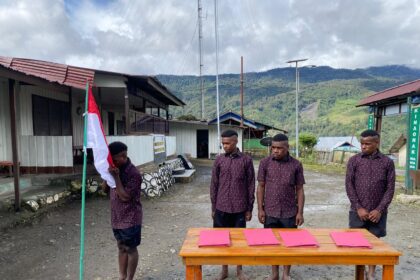 Empat anggota KKB Kodap III Sinak nyatakan ikrar setia kepada NKRI di Puncak, Papua Tengah. Foto: Humas Polri