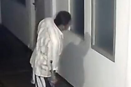 Penjaga kos mengecek kamar kos diplomat Kemlu di kawasan Menteng, Jakarta Pusat. Foto: Tangkapan layar