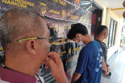 Tersangka AN, 24, (mengenakan baju tahanan) dihadirkan dalam gelar pengungkapan kasus pembunuhan dan barang bukti di Mapolsek Ciracas, Jakarta Timur, Jumat (11/7/2025) siang. Foto: Joesvicar Iqbal/ipol.id