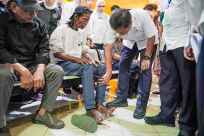 Menkes Budi Gunadi Sadikin saat melakukan kunjungan penguatan program eliminasi kusta di Kecamatan Serang Baru, Kabupaten Bekasi, Jabar. Foto: Kemenkes