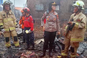 Sejumlah petugas Damkar Jakarta Selatan dan Kapolsek Jagakarsa, Kompol Nurma Dewi saat menemukan korban perempuan berinisial ES, 48, yang meninggal dunia di unit kontrakan di Jalan Guru Muhyin, Blok Kancil 1, RT 14/02, Kelurahan Lenteng Agung, Kecamatan Jagakarsa, Minggu (27/7/2025) pagi. Foto: Ist