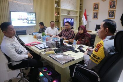 Wakil Ketua LPSK, Sri Suparyati dan jajaran tengah melakukan tindakan proaktif dalam kasus tewasnya Brigadir N, anggota Propam Polisi Daerah Nusa Tenggara Barat (NTB) di kolam renang sebuah vila di Gili Trawangan, Lombok Utara, pada 16 April 2025. LPSK menjangkau keluarga Brigadir N, tersangka MPS, dan seorang saksi berada di TKP. Foto: Ist