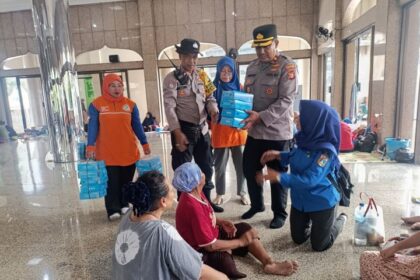 Kapolsek Makasar, Kompol Sumardi bersama Camat Makasar, Kamal Alatas, Suku Dinas Sosial, TNI, Satpol PP, hingga relawan masyarakat.memberikan bantuan kepada warga terdampak banjir di pengungsian sementara di Masjid Universitas Borobudur, Makasar, Jakarta Timur, Senin (7/7/2025). Foto: Ist