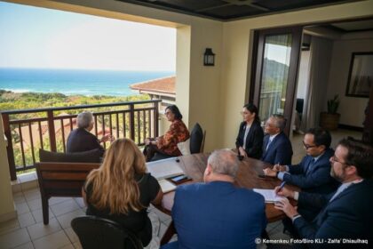 Menteri Keuangan RI Sri Mulyani dan Menteri Keuangan Kanada François-Philippe Champagne melakukan pertemuan bilateral di Afrika Selatan. Foto: Kemenkeu