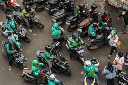Ilustrasi, Pengemudi ojek online menunggu pelanggannya di pinggir jalan di Cawang, Jakarta, Indonesia. Saat ini, taksi online menjadi salah satu moda transportasi andalan bagi masyarakat perkotaan. Foto: Istock @Sony Herdiana