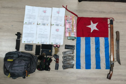 Satgas Gabungan TNI menyita barang bukti dari dua komandan OPM yang ditindak. Foto: Mabes TNI